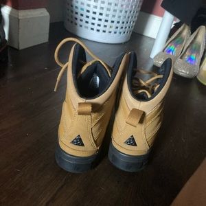 Nike snow boots tanish brown